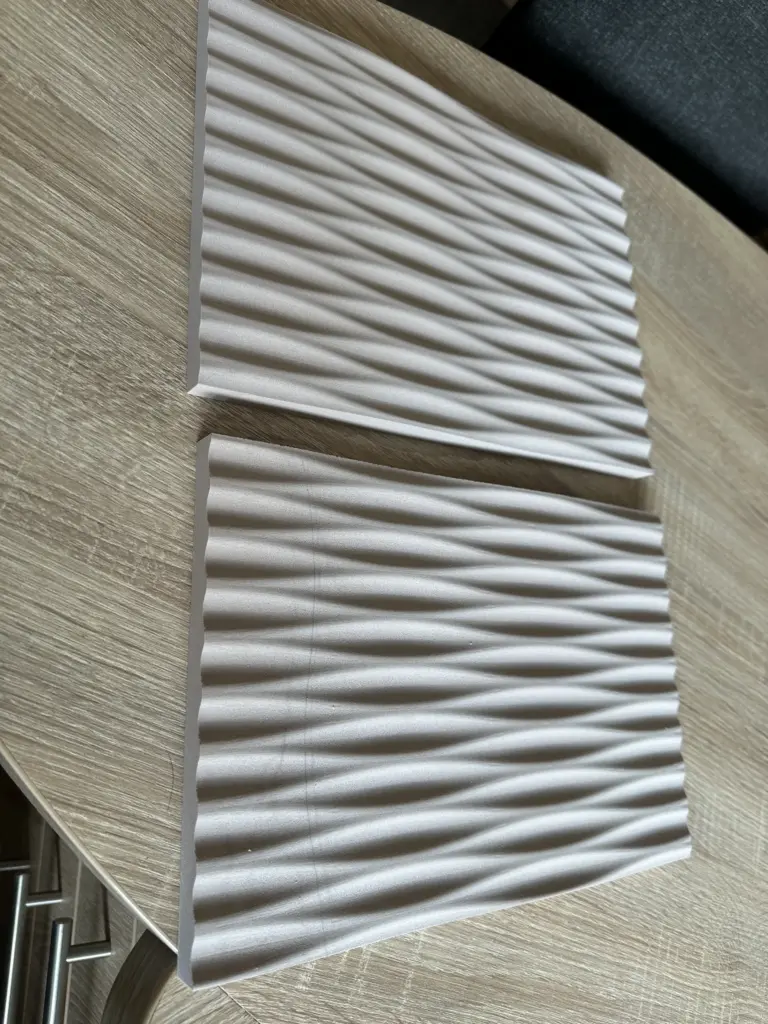 Wellenstruktur nach Rendering erstellt und mit CNC-Fräse ausgefräst