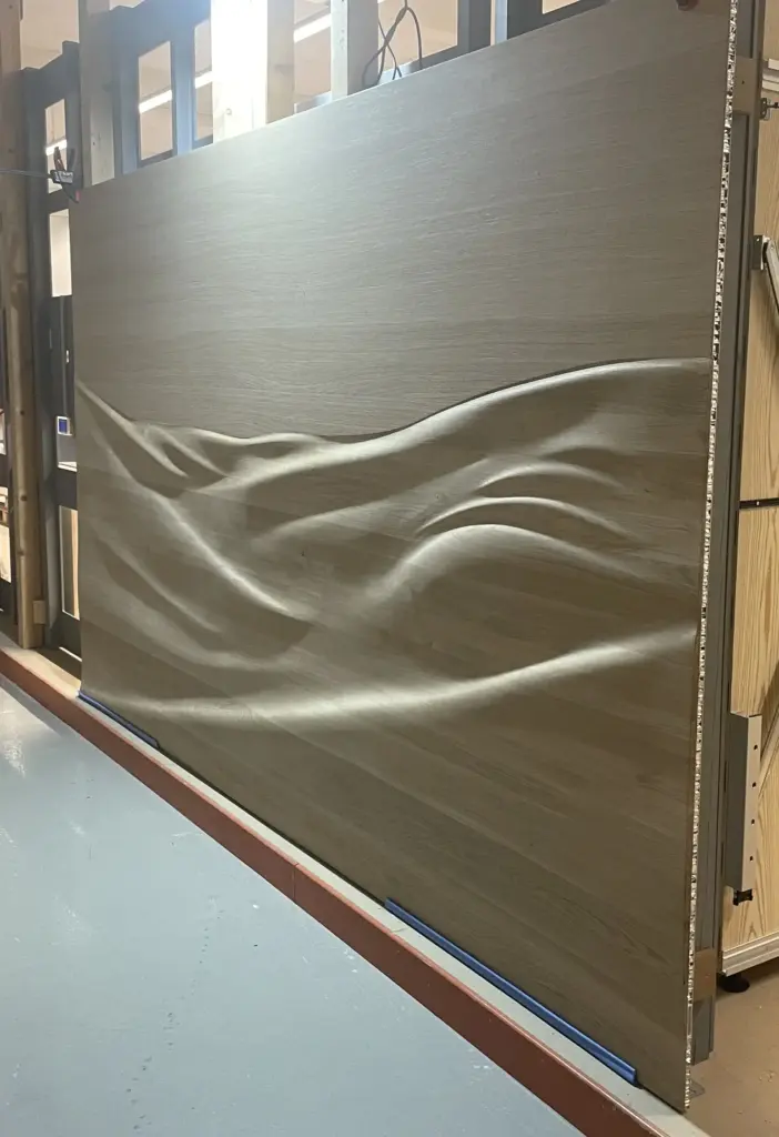 Wellenwand konstruiert und in 3D aus massivholzplatte ausgefräst