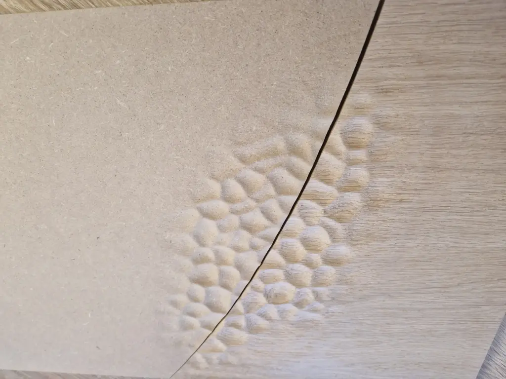 Auslaufende Grübchen-Struktur in 3D konstruiert und mit CNC ausgefräst