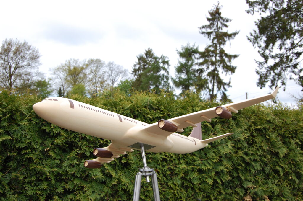 Flugzeug mit eingefrästen Fenstern und Türen aus Ahorn und Nussbaum ausgefräst und verleimt