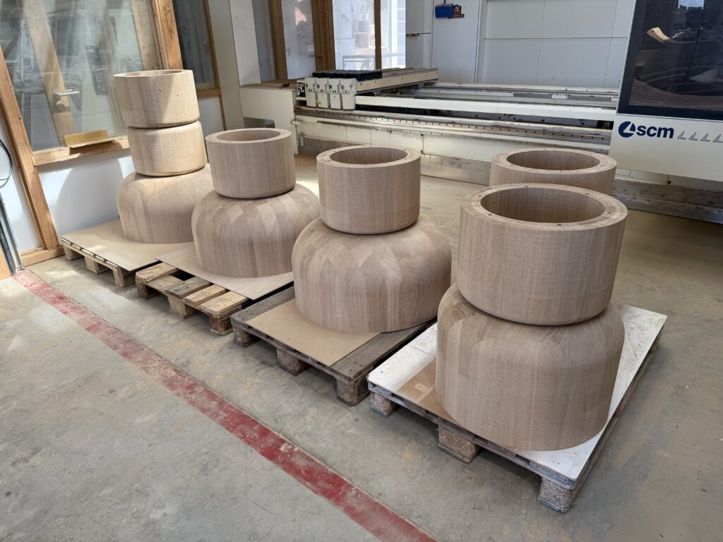 Tischfüße aus massiv Eichen-Block ausgefräst Tischlerei Cluse-3d CNC-fräsen